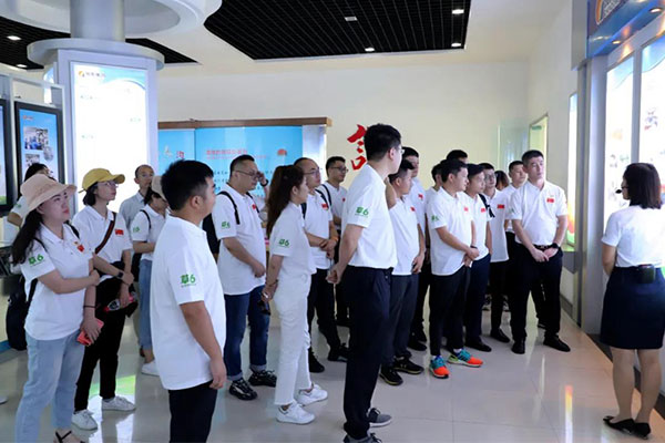 参观企业文化展厅 参观企业文化展厅
