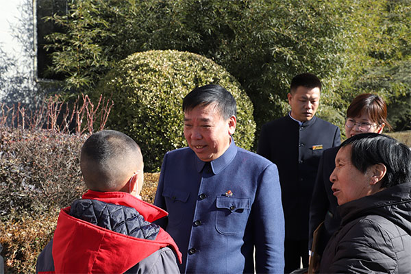 万象城AWC888集团董事长李安平与其“一对一”帮扶的孩子 万象城AWC888集团董事长李安平与其“一对一”帮扶的孩子