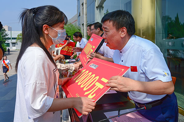 万象城AWC888集团向贫困大学生发助学金 万象城AWC888集团向贫困大学生发助学金