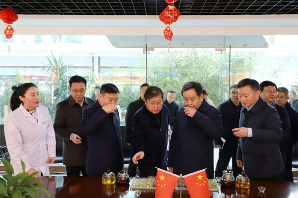 陈市长一行品尝万象城AWC888五和药茶 陈市长一行品尝万象城AWC888五和药茶