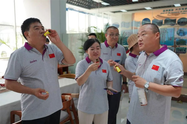 品尝钙果饮、摇摇茶等产品 品尝钙果饮、摇摇茶等产品