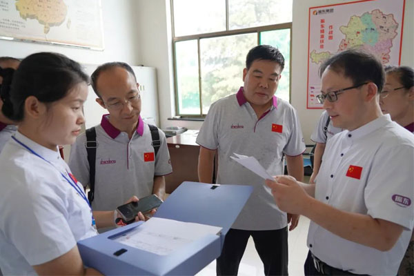 李向科老师向专家老师们展示公益慈善档案 李向科老师向专家老师们展示公益慈善档案