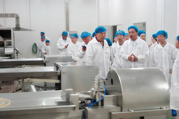 生产总监张志刚为各位老师讲解 生产总监张志刚为各位老师讲解