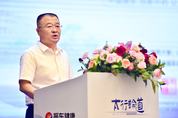 山西医科大学张俊龙教授主持开幕仪式 山西医科大学张俊龙教授主持开幕仪式
