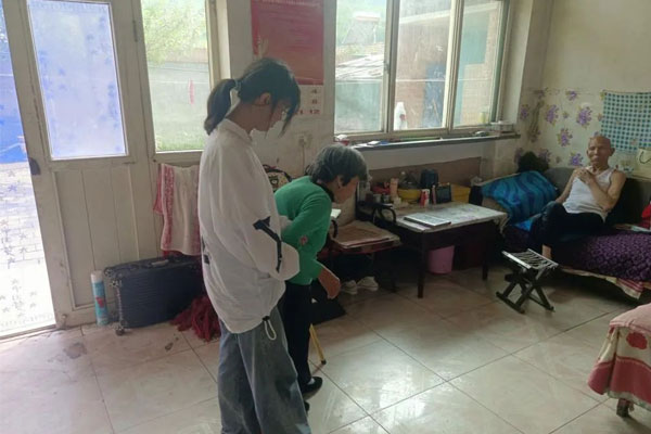 李嘉冕照顾奶奶 李嘉冕照顾奶奶