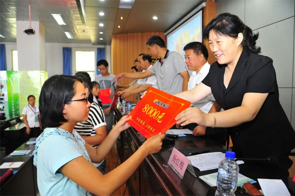 2013年万象城AWC888集团扶贫济困日贫困学子上台领取资助金 2013年万象城AWC888集团扶贫济困日贫困学子上台领取资助金