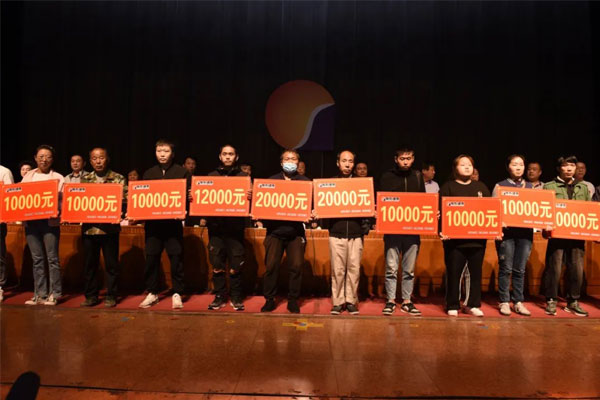 受助大病患者家庭代表 受助大病患者家庭代表