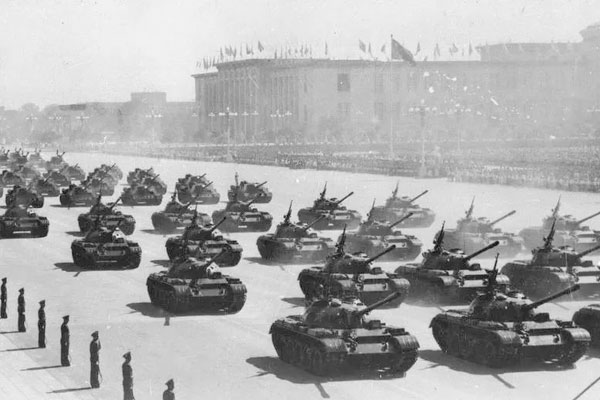 国产59式中型坦克在建国十周年阅兵式上首次亮相 国产59式中型坦克在建国十周年阅兵式上首次亮相