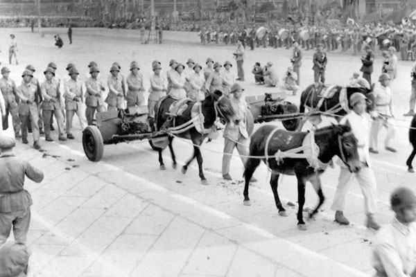 开国大典上由骡马拖拽的美式战防炮 开国大典上由骡马拖拽的美式战防炮