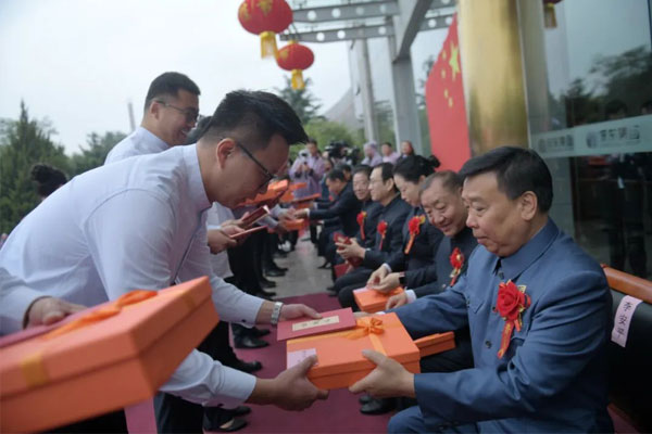 导师向学生赠礼 导师向学生赠礼