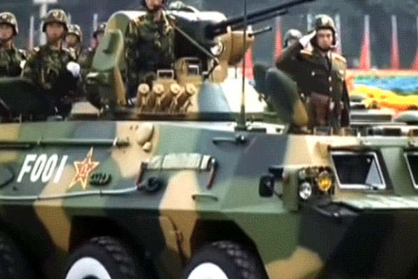 国产轮式步兵战车颇具现代气息 国产轮式步兵战车颇具现代气息