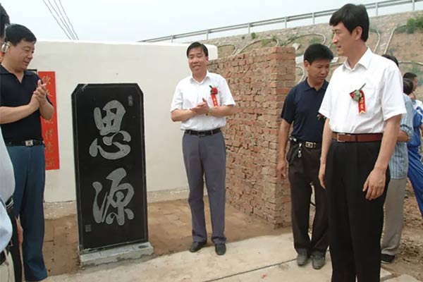 东和村自来水工程竣工(中:李安平) 东和村自来水工程竣工(中:李安平)