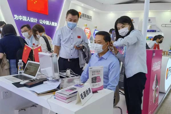 一心堂药业集团股份有限公司董事长阮鸿献现场体验 一心堂药业集团股份有限公司董事长阮鸿献现场体验