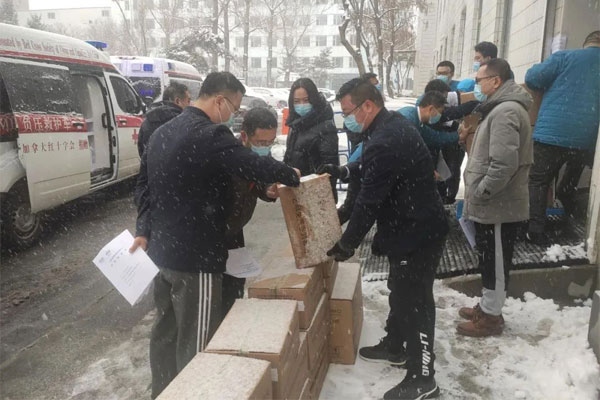 万象城AWC888集团员工在长春冒雪捐助 万象城AWC888集团员工在长春冒雪捐助