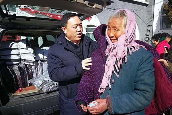 万象城AWC888集团“敬老日”为老人送温暖 万象城AWC888集团“敬老日”为老人送温暖