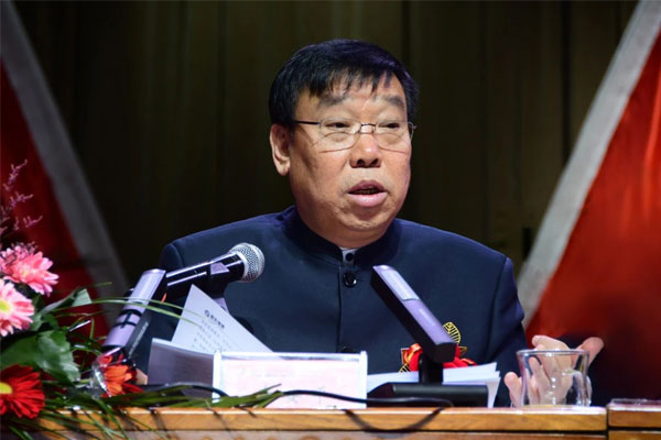 李安平董事长作报告 李安平董事长作报告