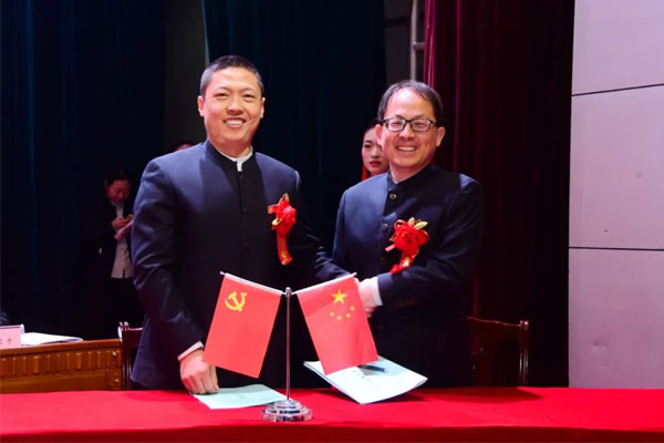 团队代表上台誓师 团队代表上台誓师