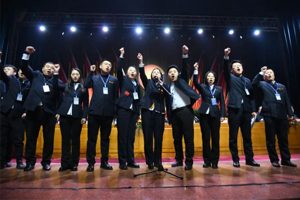 团队代表上台誓师 团队代表上台誓师