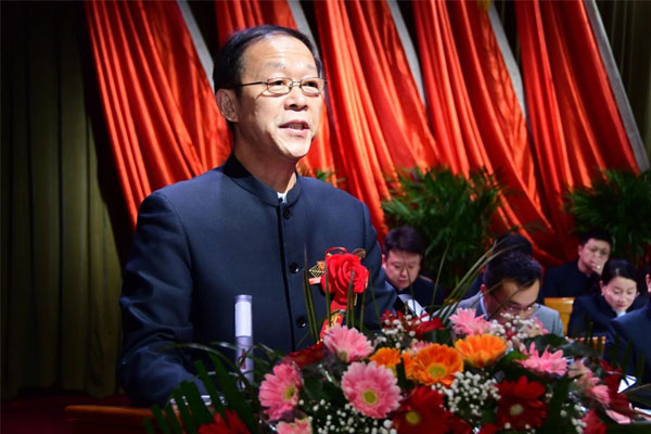 杨连民总裁作报告 杨连民总裁作报告