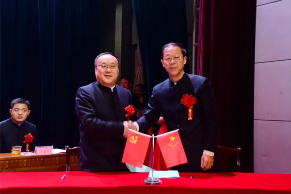 团队代表上台誓师 团队代表上台誓师