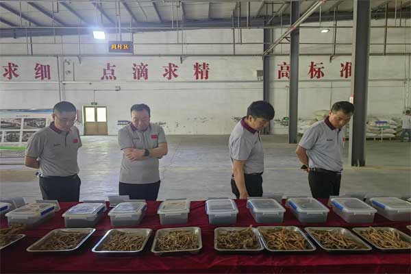华润三九考察团参观中药材规范化仓储基地 华润三九考察团参观中药材规范化仓储基地