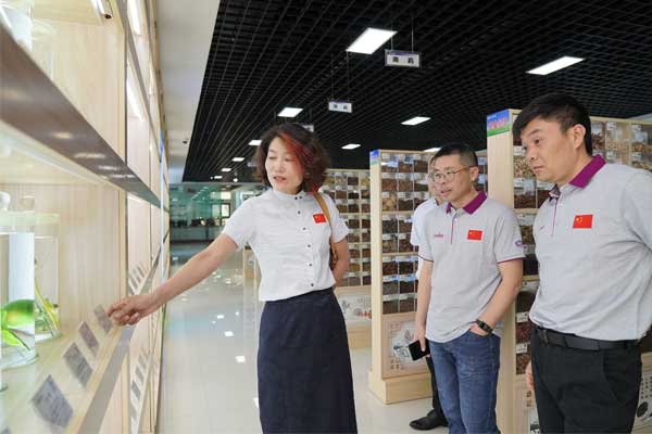 华润三九考察团参观标本展览馆 华润三九考察团参观标本展览馆