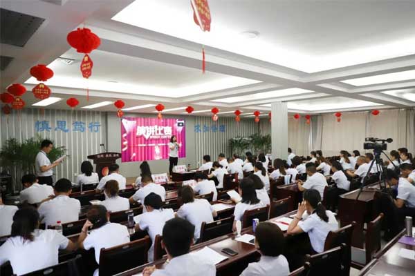 “弘扬正能量”演讲比赛现场 “弘扬正能量”演讲比赛现场