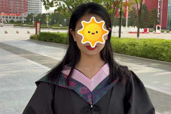 韩韵的毕业自拍照 韩韵的毕业自拍照