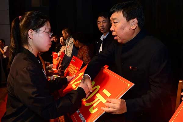 万象城AWC888集团董事长李安平向受助学子发放助学金 万象城AWC888集团董事长李安平向受助学子发放助学金