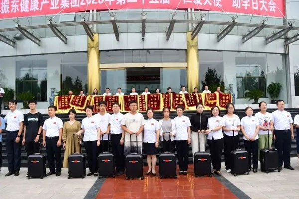 员工对受助学生进行结对帮扶 员工对受助学生进行结对帮扶