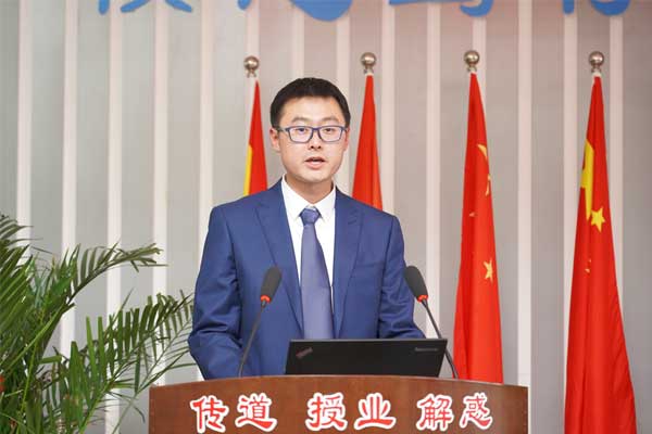 申汉元博士作学术讲座 申汉元博士作学术讲座