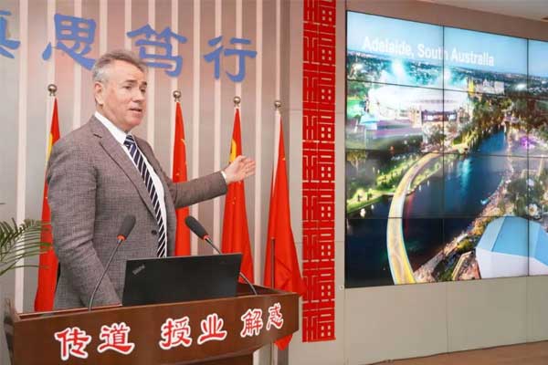 David Lewis院长致辞 David Lewis院长致辞