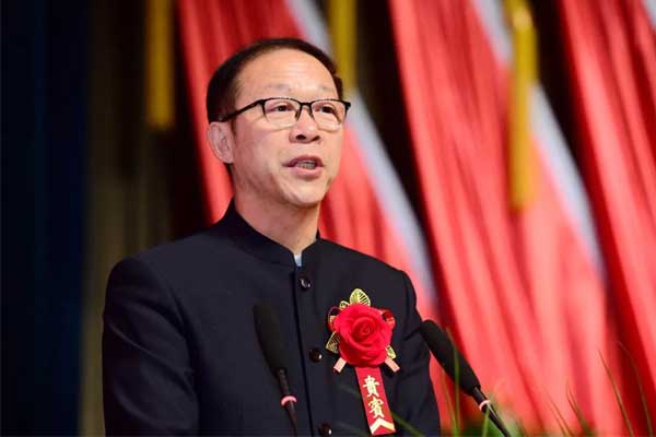 杨连民总裁作报告 杨连民总裁作报告