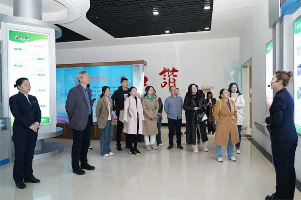 与会人员参观集团 与会人员参观集团