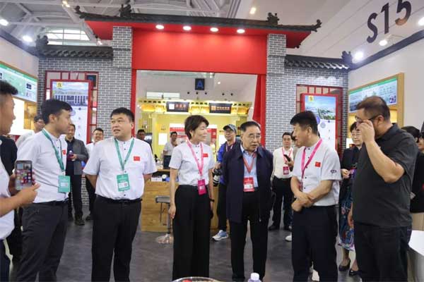 张伯礼院士亲切巡馆 张伯礼院士亲切巡馆