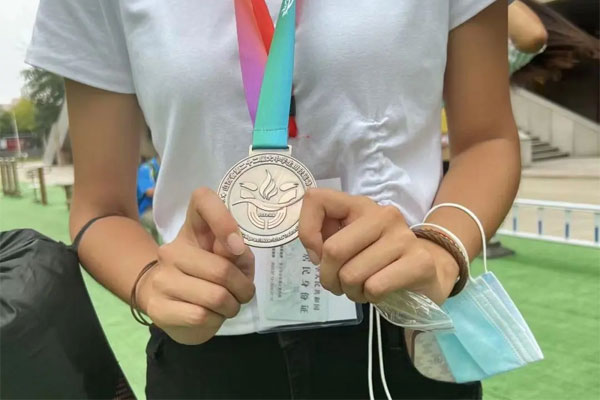 参加省运会获得跳高比赛第三名 参加省运会获得跳高比赛第三名