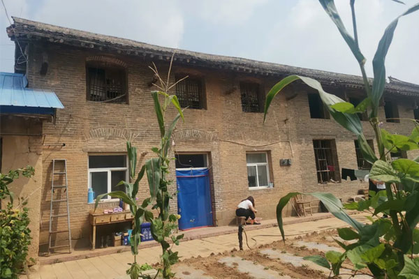 现与母亲借住在村里一户无人居住的小院 现与母亲借住在村里一户无人居住的小院