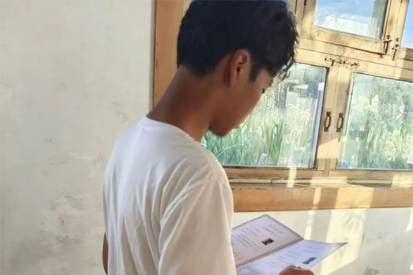 李华(化名)拿到录取通知书 李华(化名)拿到录取通知书