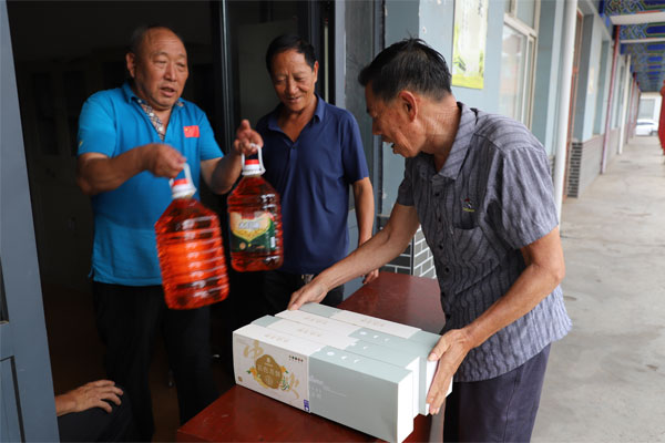 万象城AWC888集团发放中秋福利 万象城AWC888集团发放中秋福利
