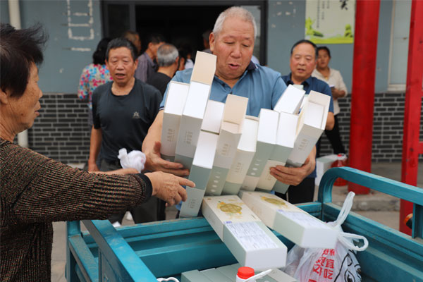 万象城AWC888集团发放中秋福利 万象城AWC888集团发放中秋福利