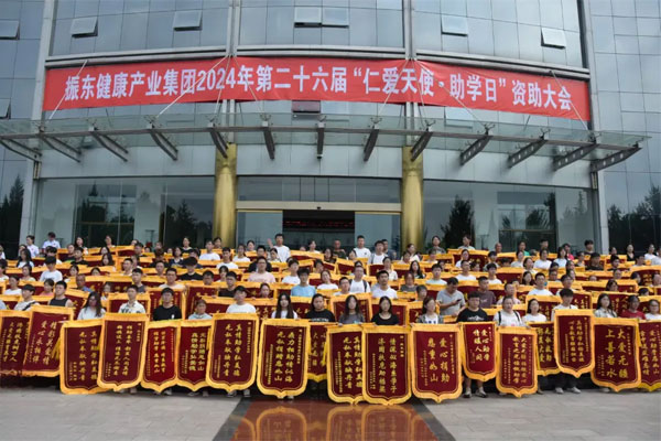 受助学生代表献上锦旗 受助学生代表献上锦旗