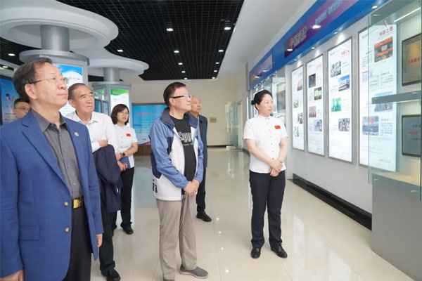 参观文化展厅 参观文化展厅