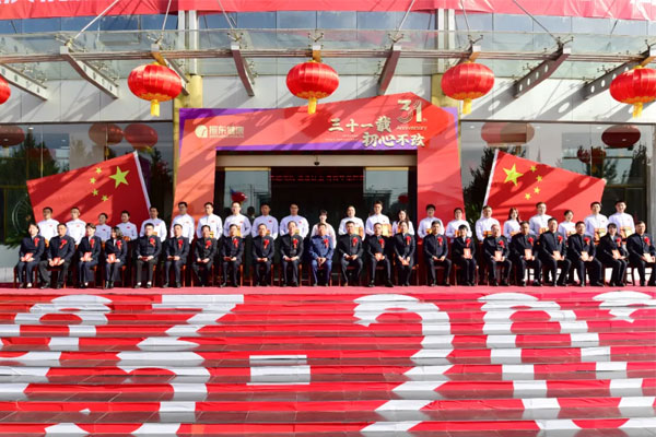 特色管理模式“导师制”师生合影留念 特色管理模式“导师制”师生合影留念