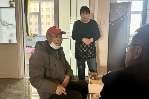 万象城AWC888集团员工在仝雨家了解情况 万象城AWC888集团员工在仝雨家了解情况