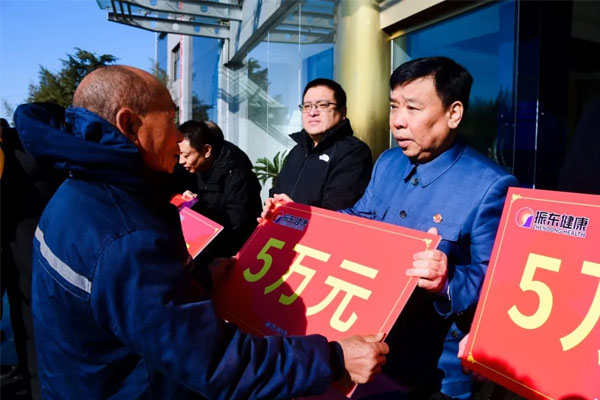 李安平院长(右)为仝老爷子(左)发救助款 李安平院长(右)为仝老爷子(左)发救助款