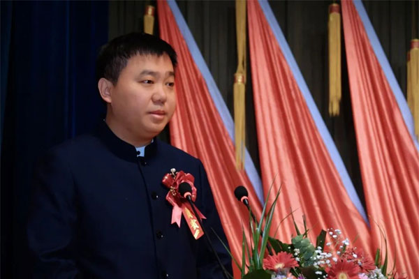 制药股份董事长李昆作报告 制药股份董事长李昆作报告