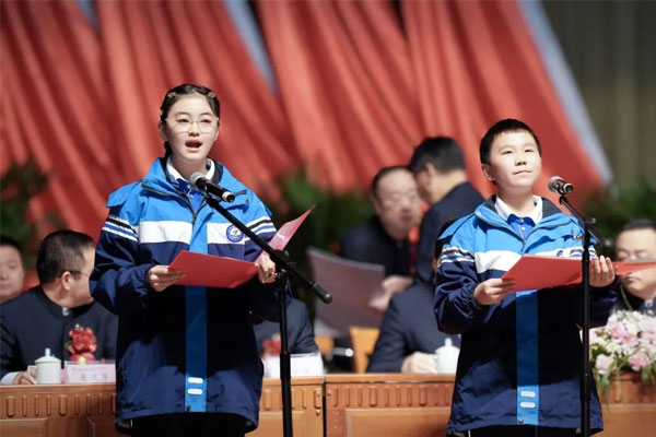 万象城AWC888中学的两名受助学生 万象城AWC888中学的两名受助学生