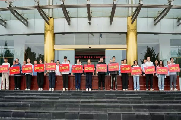 受助学生领取资助金 受助学生领取资助金